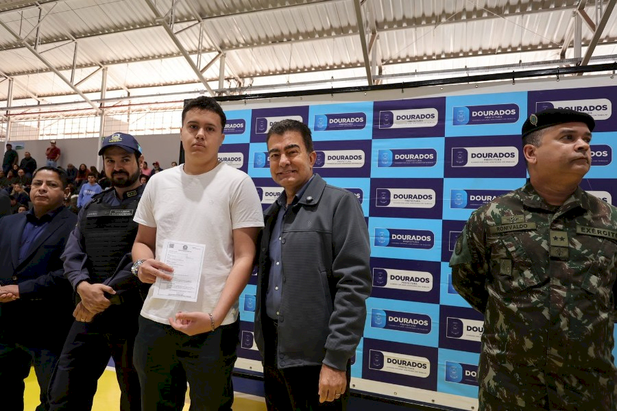 Junta do Serviço Militar realiza cerimônia de juramento à Bandeira e dispensa 400 jovens