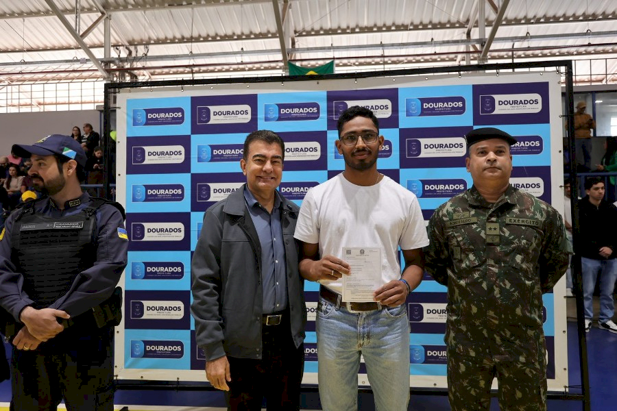 Junta do Serviço Militar realiza cerimônia de juramento à Bandeira e dispensa 400 jovens