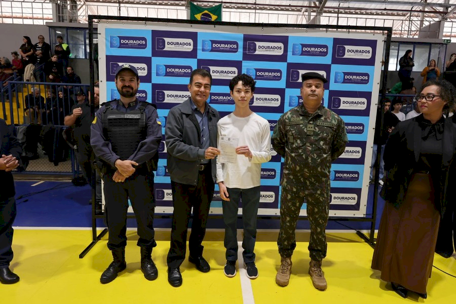 Junta do Serviço Militar realiza cerimônia de juramento à Bandeira e dispensa 400 jovens
