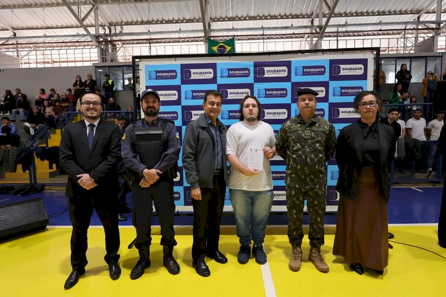 Junta do Serviço Militar realiza cerimônia de juramento à Bandeira e dispensa 400 jovens