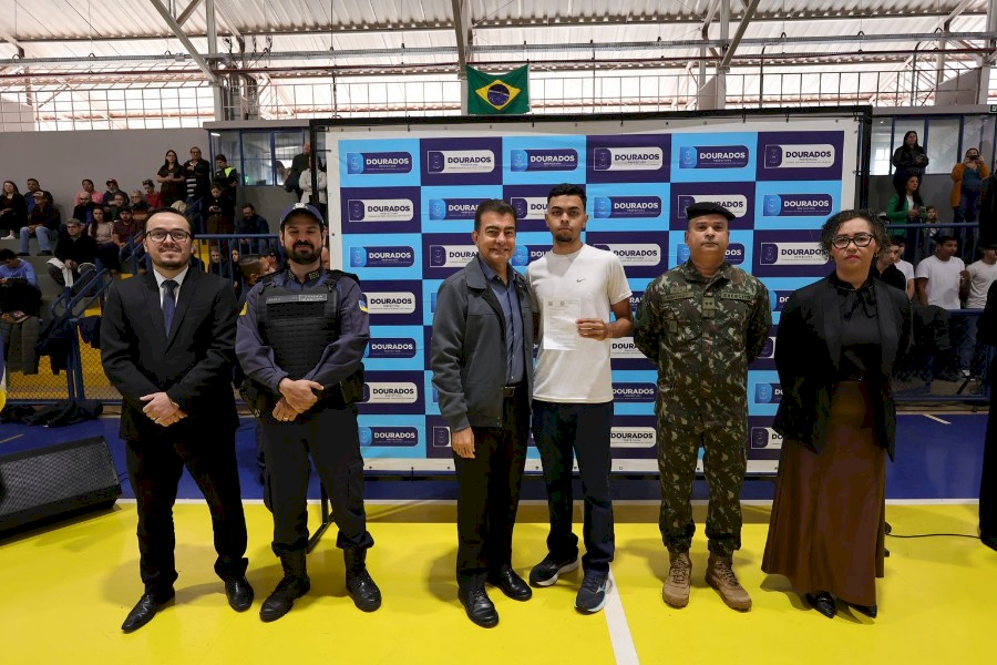 Junta do Serviço Militar realiza cerimônia de juramento à Bandeira e dispensa 400 jovens