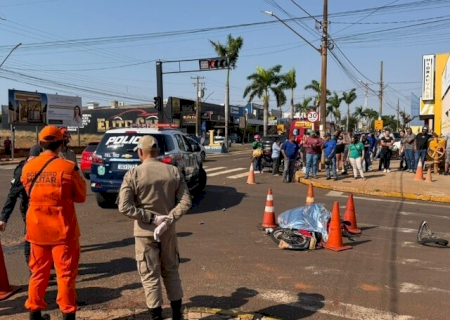 Mulher em bicicleta elétrica morre após ser atingida por caminhão