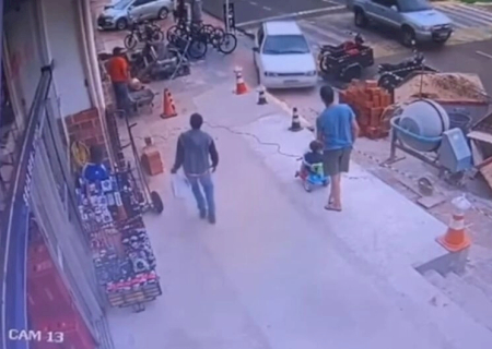 Motorista bêbado invade calçada e atropela pai e bebê de 1 ano em MS